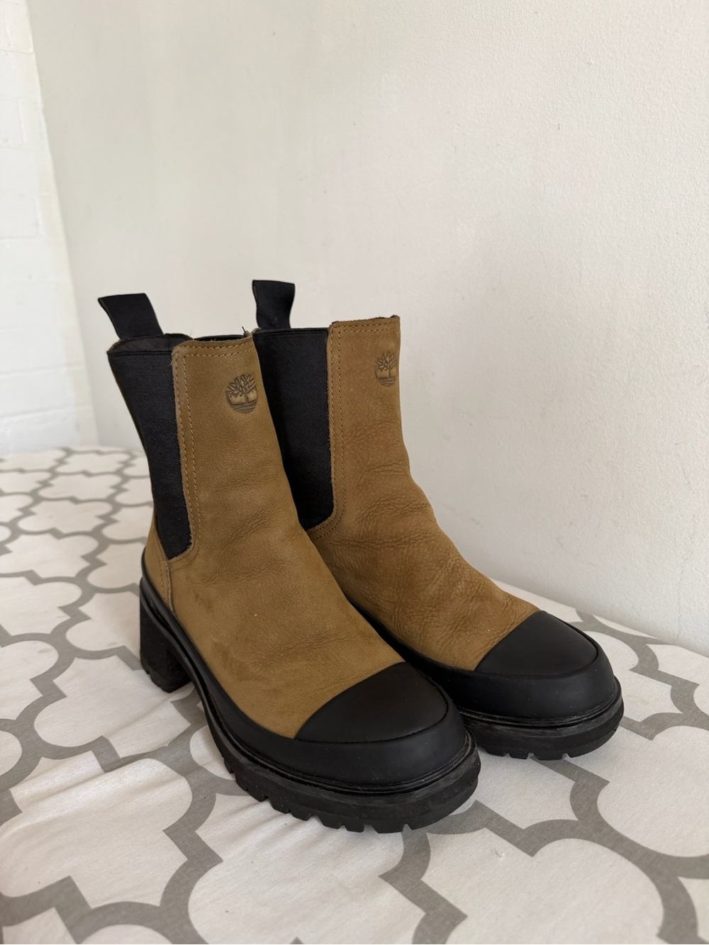 Timberland Women’s Tan Leather Chelsea Lug Boots with Black Accents